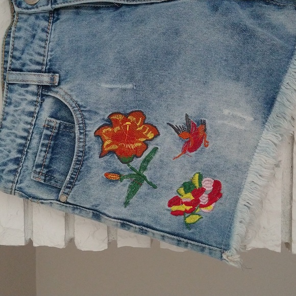 Denim shorts, unique and very cute for the summer. - Picture 2 of 7